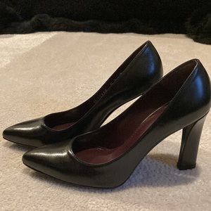Stuart Weitzman black pumps 5.5 W